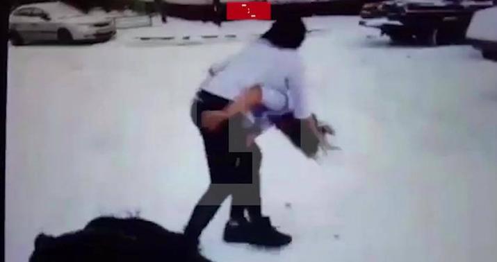 13 yaşlı qız sinif yoldaşını vəhşicəsinə döydü  - VİDEO