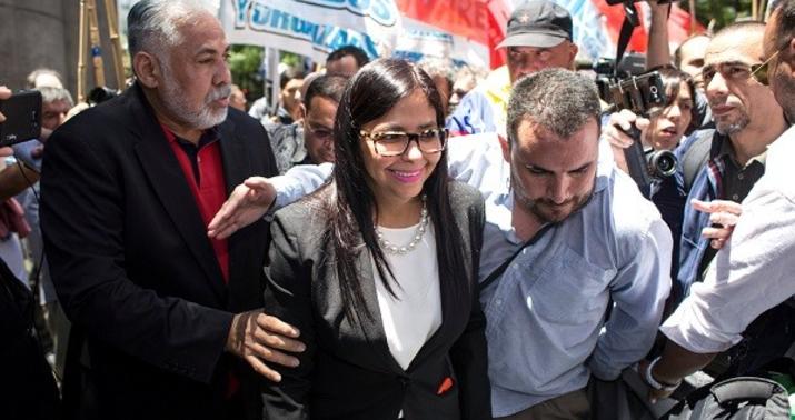 Polislər nazirə hücum etdi: iki ölkə arasında gərginlik