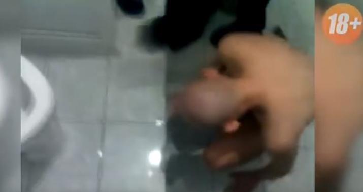 Rusiya həbsxanasında dəhşət: məhbusun başını unitaza saldılar - VİDEO