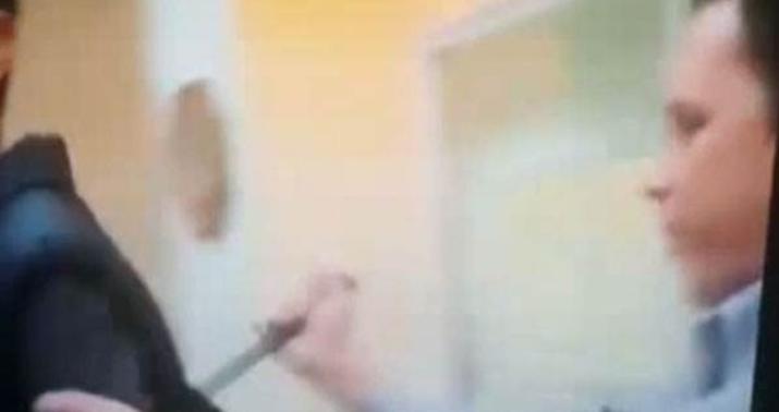 Canlı yayımda bıçaqlandı  - VİDEO/18+
