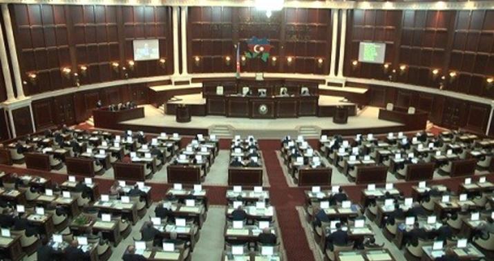 Milli Məclisin növbədənkənar iclası öz işinə başladı