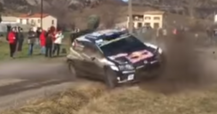 Ralli yarışında insident: pilot jurnalisti belə vurdu - VİDEO