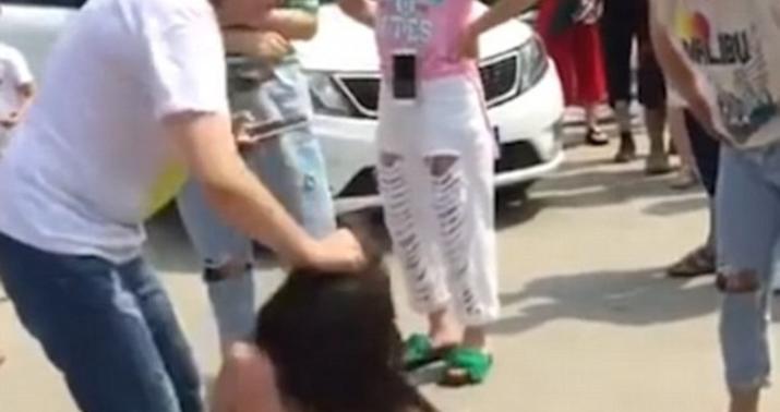 Ərinin sevgilisini küçənin ortasında döydü  - FOTOLAR
