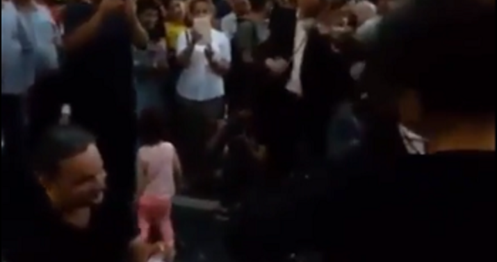 Bakıda oğlan sevdiyi qıza sürpriz etdi  - VİDEO