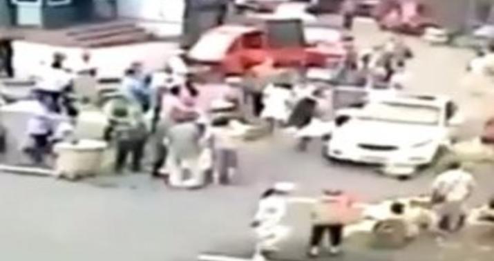 Qadın sürücü insanları əzib keçdi  - VİDEO