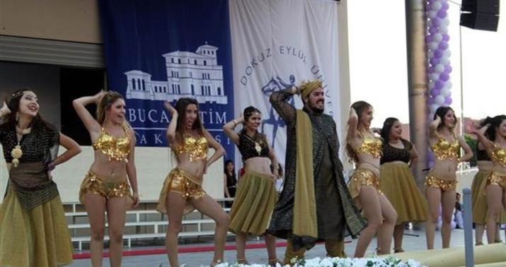 Məzuniyyət törənində açıq-saçıq rəqs - FOTOLAR