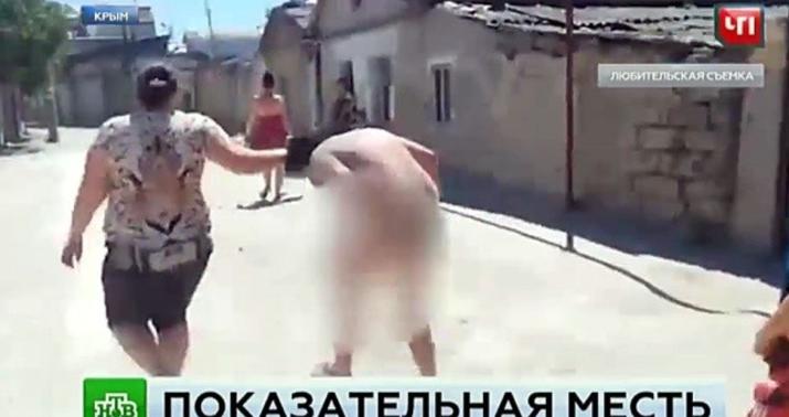 Əri ilə yaxaladığı qızı küçənin ortasında döydü - VİDEO