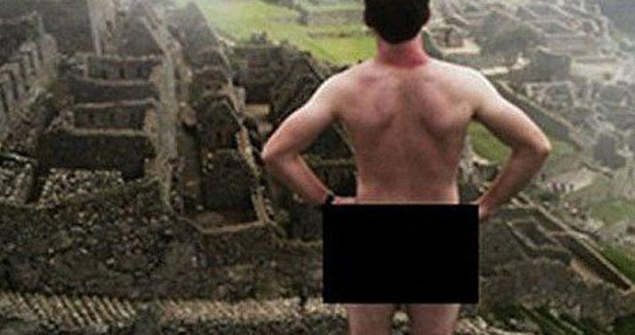 İctimai yerdə soyunan turistlər saxlanıldılar