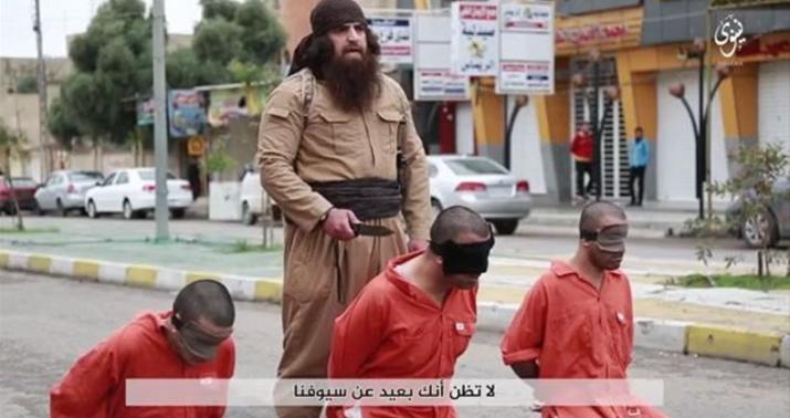 İŞİD kürdləri küçənin ortasında edam etdi - FOTO/18+