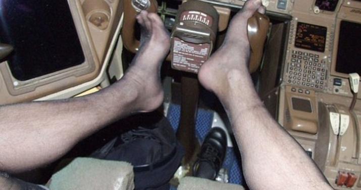 Qadın corabı geyinən pilot işindən oldu - FOTOLAR