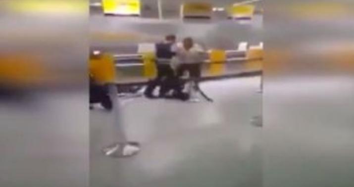 Arvadına sataşan polisləri komaya saldı - VİDEO