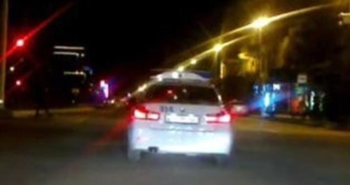 Yol polisi qayda pozdu, kameraya düşdü  - VİDEO