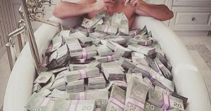 Azərbaycanın zəngin balaları:  pul vannasında üzəni də var...