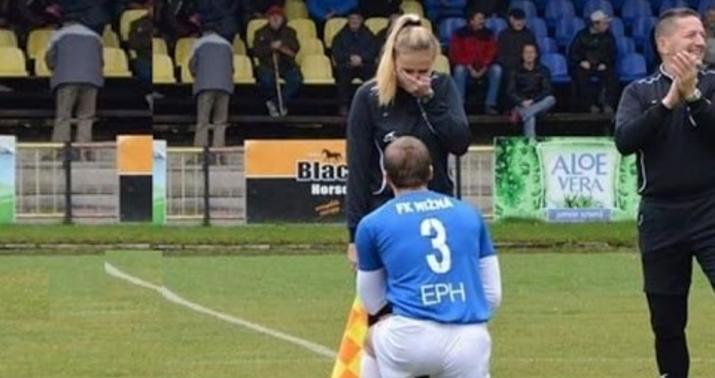 Futbolçu hakimə evlilik təklif etdi  - VİDEO