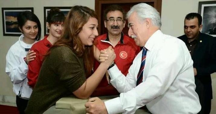 Bu qadının qolunu heç kəs yıxa bilmir  - VİDEO