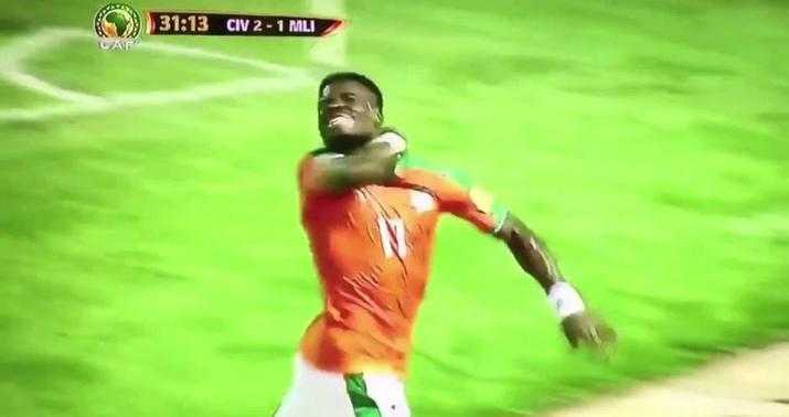 Futbolçunun bu hərəkəti olay oldu - VİDEO