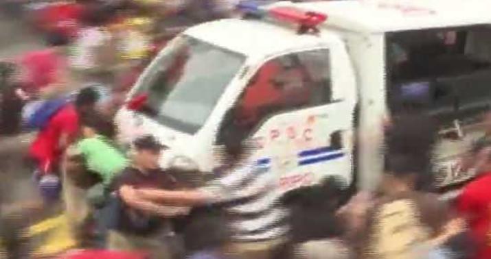 Polis avtomobilini nümayişçilərin üzərinə sürdü  - VİDEO/18+