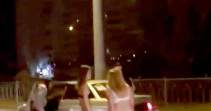 Qızlar alt paltarları ilə yolu kəsib sürücülrədən pul yığırlar  – VİDEO
