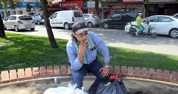 Keçmiş nazirin oğlu küçədə yaşayır