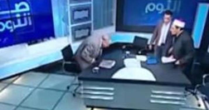 Axundun sözü başına bəla oldu: canlı yayımda döyüldü - VİDEO