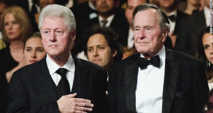 Klinton Buşa corab hədiyyə etdi - FOTO