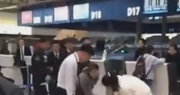 Uçuş təxirə salındı, sərnişinlər aeroport işçilərini döydülər - VİDEO