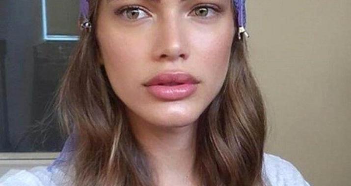 Rus pornosi: qiz dostlari bir-birlariga lavman berishadi va keyin bir-birlarini eshakda sikadilar ikkita gozal uni bir yigitga berdi