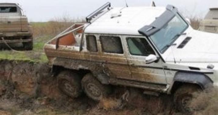 Ərəblərin 6-təkərli “Galendewagen”ləri Neftçalada batdı  - FOTO