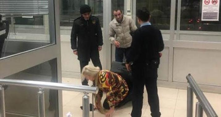 Sevgilisini gömrükdən çamadanda keçirmək istədi  - FOTO