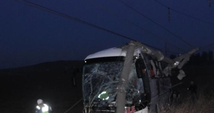 Məktəbli avtobusu işıq dirəyinə çırpıldı:  15 ölü, 40 yaralı