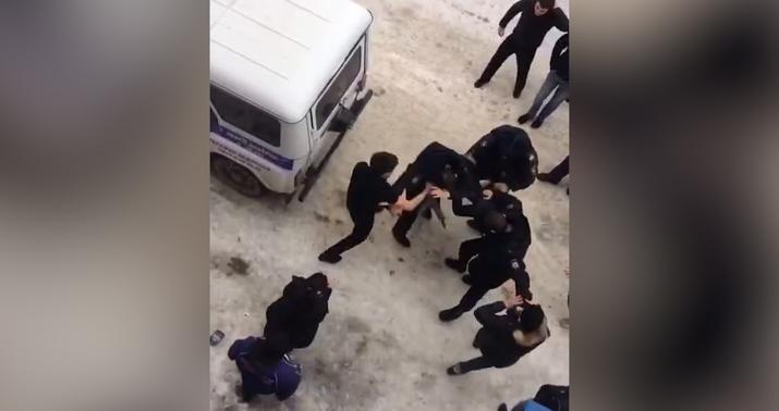 Sakinlər polisləri belə döydülər  - VİDEO