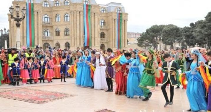 Abşeronda 2700 nəfər milli geyimdə -  FOTO