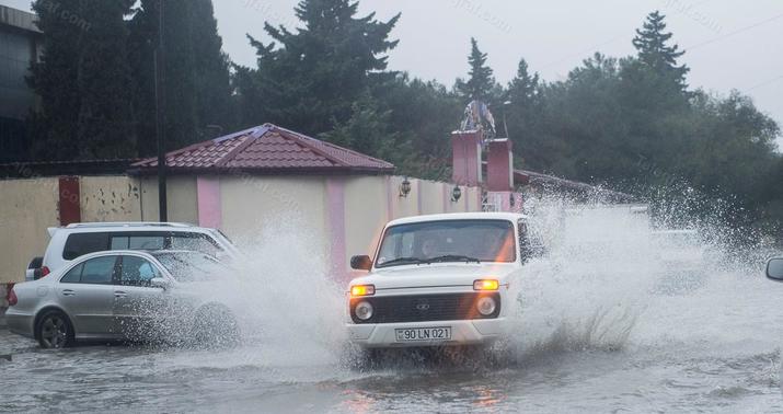 Bakıda bəzi fərdi evlər və həyətyanı sahələri su basdı