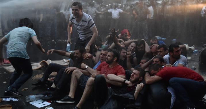 Hərbi xunta geri çəkilmir