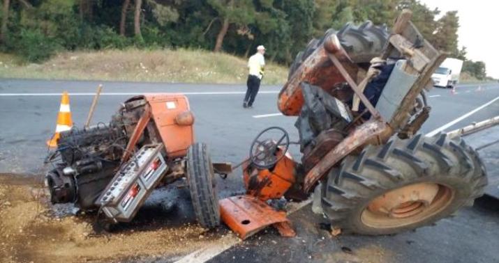 Avtomobilin vurduğu traktor ikiyə bölündü - FOTO