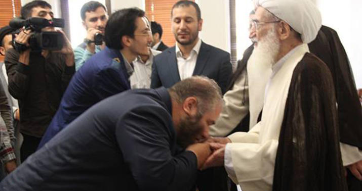 Ayətullahın əlini öpən dindar: "Bu, normaldır"  - MÜSAHİBƏ