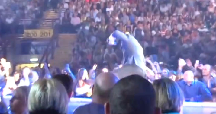Konsertdə pərəstişkarının qolunu sındırdı – FOTO