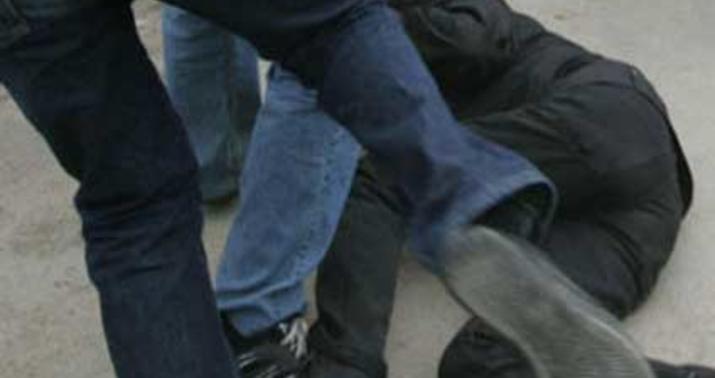Azərbaycanda kişi ailəsinin gözü qarşısında alçaldıldı