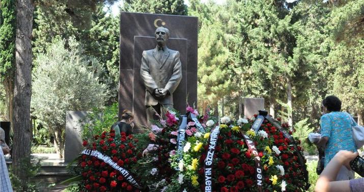 Elçibəyin məzarı ziyarət olunur