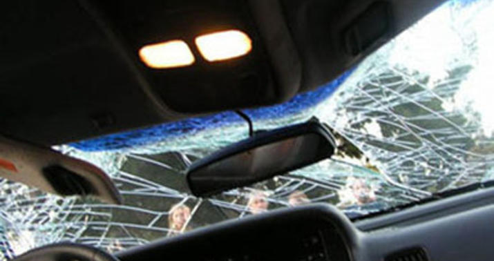 Bakıda avtomobil motosikletlə toqquşdu -