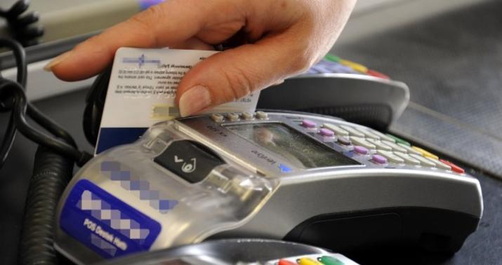 Gəncəli qadının bank hesabından pul çıxarıldı