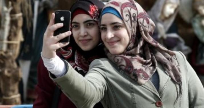 Din xadimindən selfie fətvası- Qadınları təhqir etdi