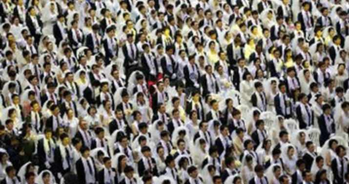 3800 cütlük bir toyda evləndi