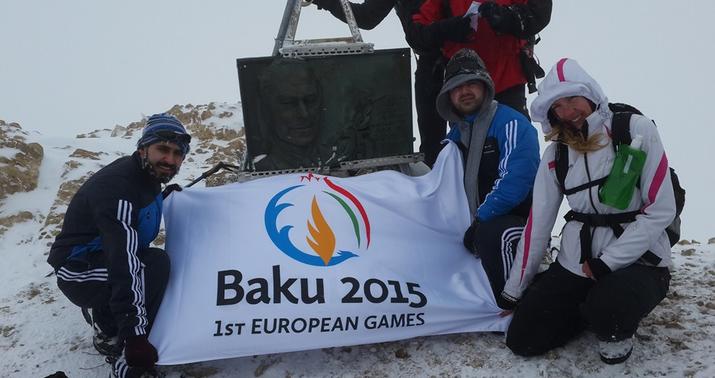 Bakı 2015-in bayrağı "Heydər Əliyev " zirvəsində