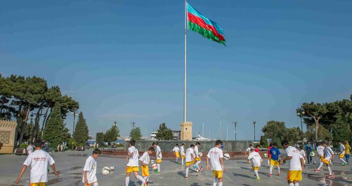 Futbolçuların Bakı 2015 ilə bağlı fləşmobu - FOTO