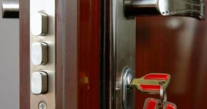 Bakıda bağlı qapı arxasında köməksiz vəziyyətdə qalan şəxs xilas edildi -