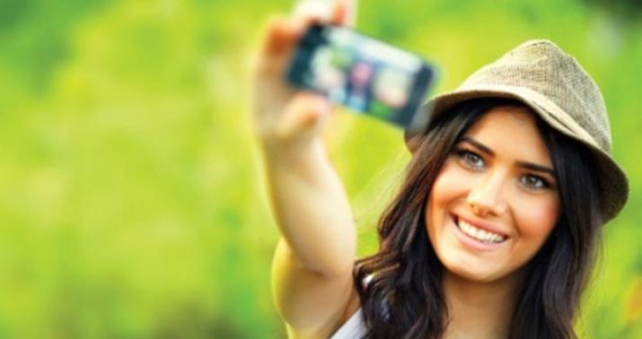 Psixoloqlar: gündə altı selfi insanı dəli edir
