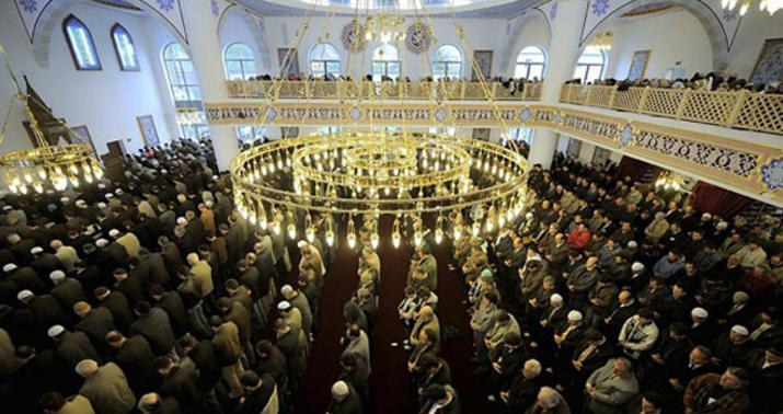 Azərbaycanda məscidlərdə bayram namazı qılınıb