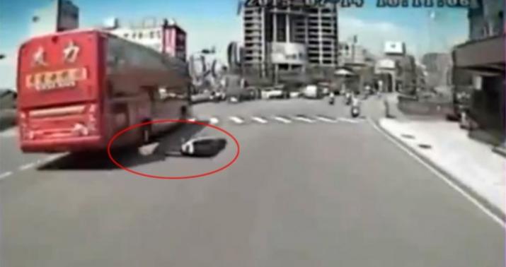 Motosiketçi qız avtobusun altında can verdi - VİDEO/18+