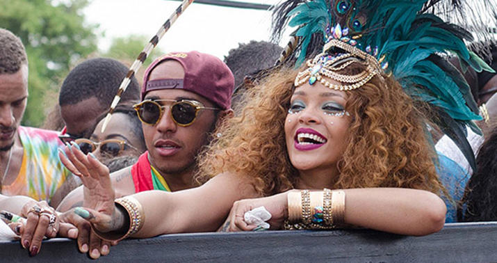Rihanna karnaval geyimində - FOTOLAR